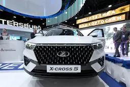 На ПМЭФ-2023 показали новейшую Lada X-Cross 5. Производство стартует в ближайшие дни