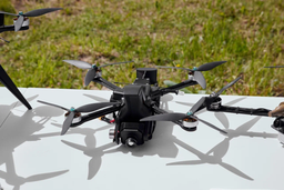 «Ростех» представил дрон БПЛА-400Т с тепловизором. Он может использоваться для поиска людей