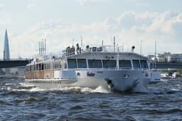 В Санкт-Петербурге появилась 58-метровая «Чайка». На Неву вышел первый российский пассажирский теплоход проекта 03622 на СПГ