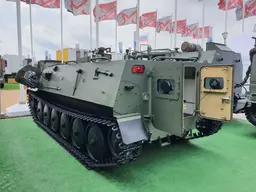 В России появился новый гусеничный внедорожник. Он может преодолевать горные перевалы в 4,5 км и плавать со скоростью 6 км/ч