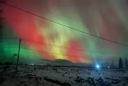 Ученые бьют тревогу, а россияне в восторге: в небе над всей страной видно северное сияние