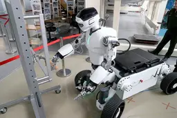 Управление с помощью VR-шлема и экзоскелета: представлен уникальный робот-кентавр