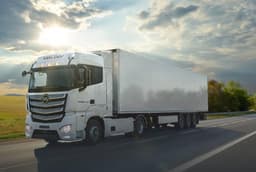 Как КамАЗ, только дешевле: начались продажи тягача «Валдай 45» с кабиной типа Mercedes-Benz Actros