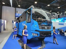 Новый вахтовый автобус-вездеход КАМАЗ-6250 для нефтяников идет на испытания