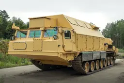 Мощная платформа для орудия: Липецкий завод поставил заказчику по госконтракту самоходные гусеничные шасси