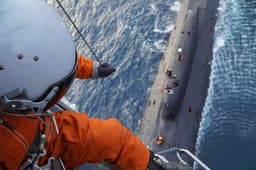 Ювелирная точность: зависший над подводной лодкой Ка-27 спас моряков в Баренцевом море