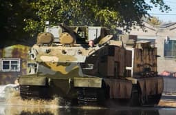 Едет, прыгает, плывёт — российский БТР-снегоболотоход-амфибия отправился в армию [Обновлено]