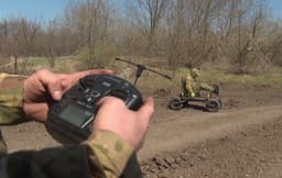 Российские военнослужащие начали испытания колесного транспортера-беспилотника