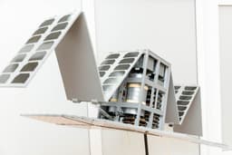 Найдет укрытия в лесах, круглосуточно проследит за Арктикой – испытывается новый российский спутник «Аист-СТ»