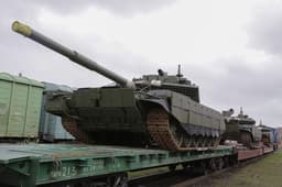 С заводскими «мангалами» и усиленной защитой: УВЗ отправил в войска эшелоны Т-90М «Прорыв» и Т-72Б3М