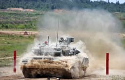 «Держит удар»: танк Т-90А выдержал попадания трех FPV-дронов