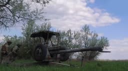 Защита от FPV-дронов: российские буксируемые гаубицы Д-30 получили «мангалы»