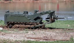 Обезвредят до 95% мин и снарядов: кадры работы машин разминирования «Уран-6» и «Корт-Б»