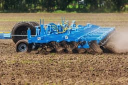 Дорого, нерентабельно: почему российские аграрии стали реже покупать сельхозтехнику