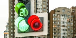 Покажет машину за поворотом: в Москве тестируют светофоры с совмещенной фазой