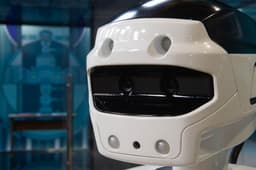 Покорит Луну и Марс, но может и просверлить дыру в голове: тестируется российский робот Марфа  