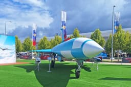 Несущий бомбы КАБ-500 и ракеты Х-38 скоростной ударный беспилотник «Гром» показали публике