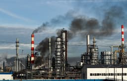 Чтобы в сентябре горели только костры рябин: военный эксперт назвал способ защиты НПЗ от БПЛА