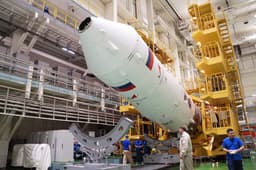 Накатили, осмотрели, загрузили: на Байконуре «Союз МС-26» готовится к полёту