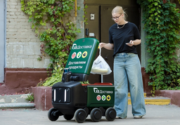 «Пятёрочка» начала заменять курьеров в Москве роботами-доставщиками Яндекса