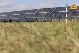 126 футбольных полей: первые крупные солнечные электростанции с российскими панелями запустили на Урале