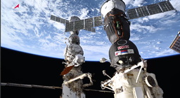 Российские «Союзы» ждут свои миссии на космопарковке у МКС — видео 