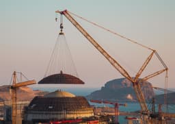 Кран немецко-швейцарской компании Liebherr поднял купол наружной защитной оболочки энергоблока №1 на АЭС «Аккую»