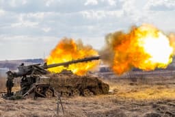 «Цветок» с Урала: Минобороны опубликовало кадры работы расчета самоходной пушки «Гиацинт-С»