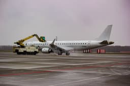 Росавиация проверит, как российские аэропорты защищают самолёты от обледенения