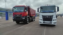 Тест-драйв КамАЗов новейшего поколения провели в Петербурге: на грузовиках покатались футболисты «Зенита»