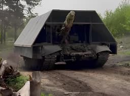 Сначала потешались, потом взяли на вооружение: «Уравагонзавод» поставил на поток производство «мангалов» для бронетехники