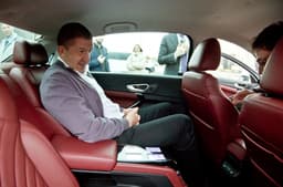 Красная кожа и сенсоры в подлокотнике: АвтоВАЗ впервые вживую показал салон Lada e-Aura