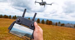 Шильдики, которые «стучат» HIMARS: нечувствительные к российским РЭБ американские дроны Shield AI появились на фронте