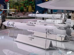 Передовую ракету PL-15E представили в Китае, но она оказалась аналогом российской Р-37М