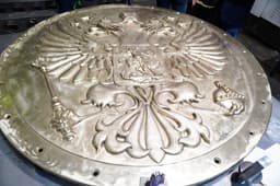 Щит с гербом СССР заменят на символику РФ: KMZ изготовил 500-килограммовый геральдический знак