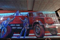 На новой станции московского метро «ЗИЛ» установили 45-метровое панно об истории завода «ЗИЛ»