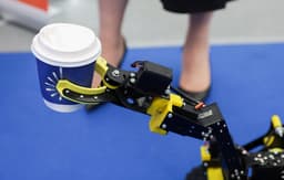 Заменит курьеров и официантов: в Москве создали двухколесного балансирующего робота 