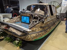 Первую в мире серийную гибридную аэролодку «Роза Ветров РВ-7НШ» показали на выставке «Вездеходер»