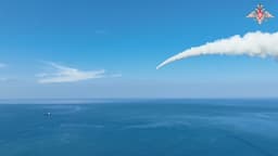 БРК «Бастион» запустил сверхзвуковую ракету П-800 «Оникс» по цели в Средиземном море: уникальные кадры