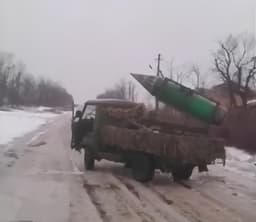 УАЗ «Головастик» вооружили авиационными ракетами С-8 от штурмовиков Су-25 и истребителей МиГ-29: эпичные кадры диковинной установки