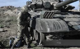 Уникальные кадры монтажа динамической защиты 4С24 на «голые» танки Т-72А в полевых условиях