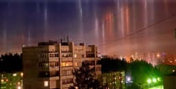 Жители России наблюдали яркие световые столбы в ночном небе