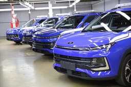 Российский рынок новых автомобилей в ноябре поделился пополам между отечественными и импортированными моделями