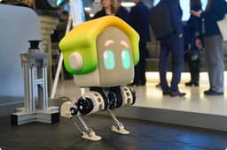 Избушка-Топа, Куба, Краб и Слон: новые роботы-помощники Сбера развлекут детей и взрослых 