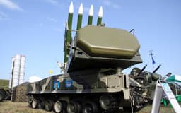 Броня и быстроходность: «Калашников» назвал преимущества гусеничной машины для ЗРК «Бук-М2» 