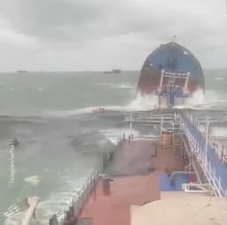 Oil tanker "Volgoneft 212" is in distress in the Kerch Strait, a Mi-8 helicopter flew to help