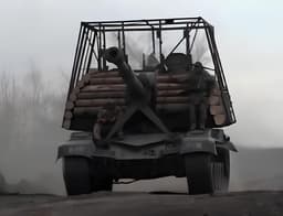 Russian Craftsmen Cleverly Covered the Msta-S Self-Propelled Gun with Logs: An Innovative Approach to Drone Protection