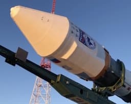 Появились уникальные кадры вертикализации ракеты-носителя «Союз-2.1б» со спутником «Ресурс-П» № 5 на Байконуре