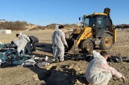 Нехватка спецтехники осложняет усилия волонтеров по очистке пляжей Анапы от мазута, разлившегося после крушения танкеров