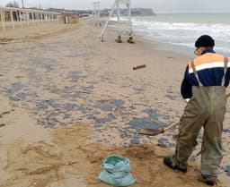State of Emergency Declared in Sevastopol Due to Fuel Oil on the Coast: Cleanup of the Volga-Neft Tanker Wreckage Continues